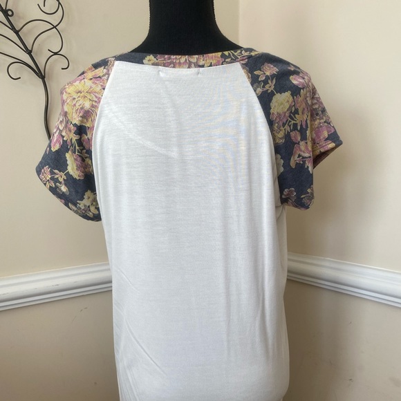 Coco & Main Women’s Raglan Style T-shirt- Large - Picture 2 of 4